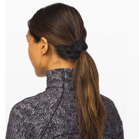 NEW Lululemon Uplifting Scrunchie - Picture 7 of 7